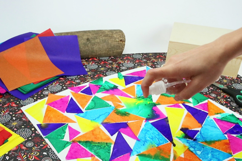 Tableau avec du papier de soie mouillé