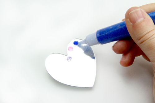 Appliquer la colle paillettes -