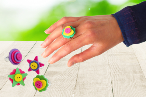 Bagues colorées avec des boutons