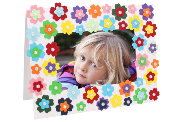 Fleurs en papier collées sur un cadre en carton blanc - Décorations fleurs et feuilles : ajoutez une touche de nature à toutes vos créations - 10doigts.fr