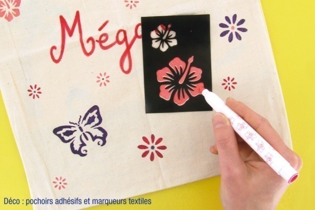 Sac à cordelettes en coton écru : décoration avec marqueurs textiles et pochoirs adhésifs - Coton, lin - Textiles - 10doigts.fr