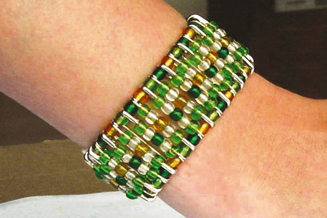 Bracelet avec épingles de sureté : Idée Créa - Broches - 10doigts.fr