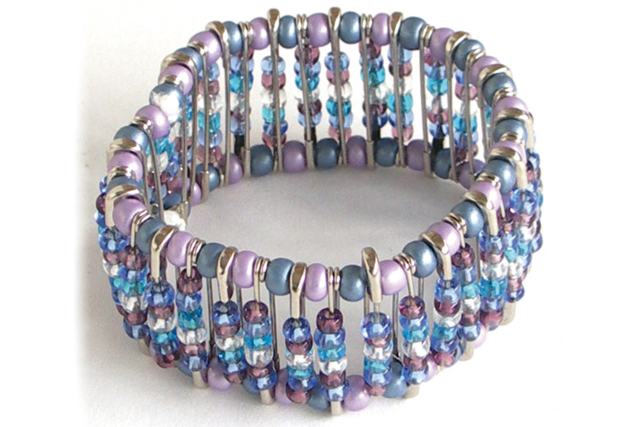 Bracelet avec épingles de sureté : Idée Créa - Broches - 10doigts.fr