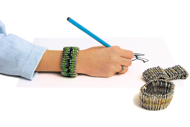 Bracelet avec épingles de sureté : Idée Créa - Broches - 10doigts.fr