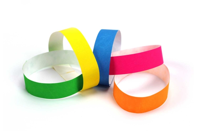 50 bracelets d'identification - 5 couleurs - Jeux d'extérieur à fabriquer pour bouger pendant l'été - 10doigts.fr