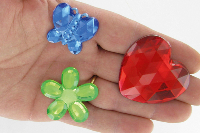 Méga strass fleurs, papillons et coeurs - 18 pièces - Strass : apportez de l'éclat à toutes vos créations - 10doigts.fr