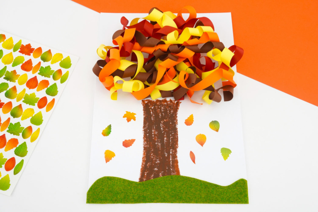 Arbre d'automne en papier roulé - Gommettes saisons : des autocollants pour toute l’année - 10doigts.fr
