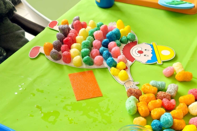 atelier carnaval playmais - Activités manuelles avec des flocons de maïs : une matière naturelle et ludique - 10doigts.fr