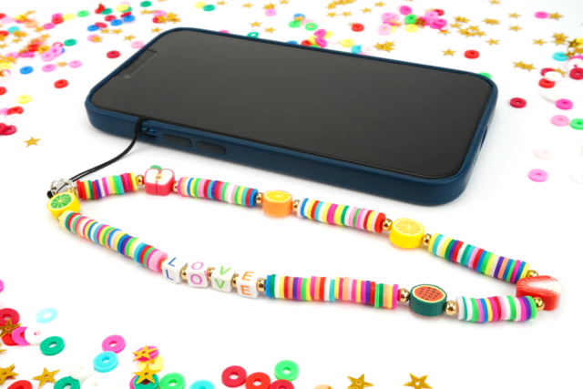Bijou de téléphone avec des perles (dragonne) - Perles Pâte polymère - 10doigts.fr