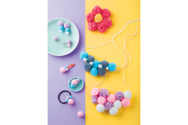 bijoux pompons - Outils à pompons et tricotins : l'art du fil à la portée de tous - 10doigts.fr