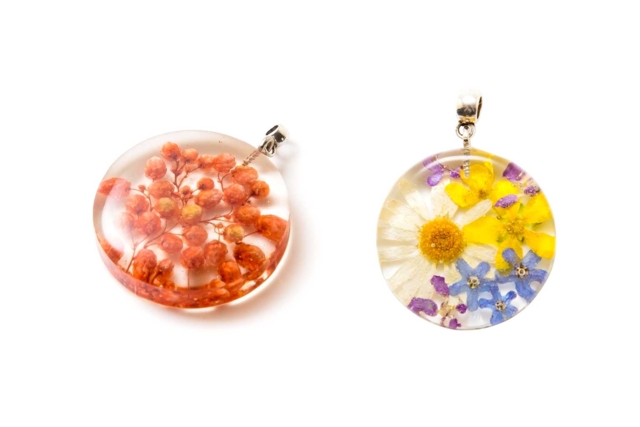 bijoux résine fleurs séchées - Résine - Modelage et moulage - 10doigts.fr