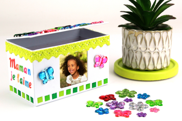 Boite à bijoux avec cadre photo - Gommettes Fête des parents : personnaliser vos cadeaux avec amour - 10doigts.fr