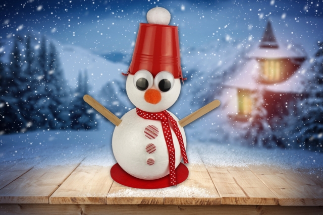 Bonhomme de neige avec seau sur la tête - Supports en Métal - 10doigts.fr