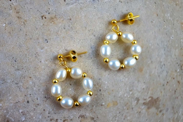boucles avec perles metallisées or - Perles Plastique - 10doigts.fr