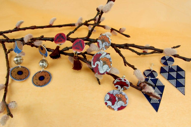 Boucles d'oreilles en plastique fou - Perforatrices fantaisies - 10doigts.fr