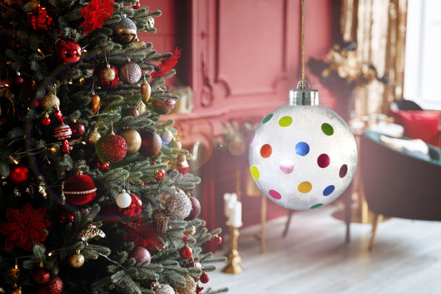 Boule de Noël avec de la ouate et des gommettes métallisées - Boules de Noël DIY - 10doigts.fr