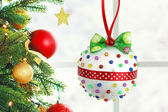 Boule de Noël avec des épingles en plastique - Nœuds et rubans pour toutes vos créations - 10doigts.fr
