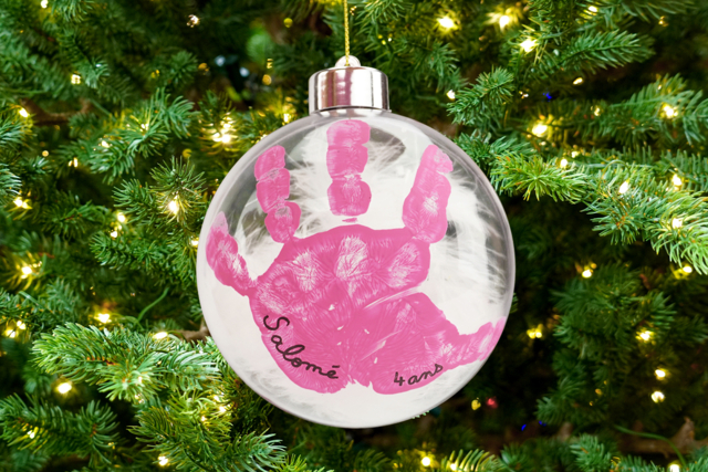 Boule de Noël avec une empreinte de main - Boules de Noël DIY - 10doigts.fr