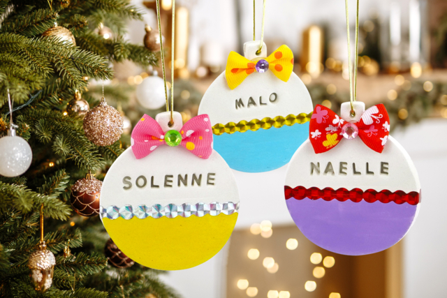 Boule de Noël personnalisée avec un prénom - Nœuds et rubans pour toutes vos créations - 10doigts.fr