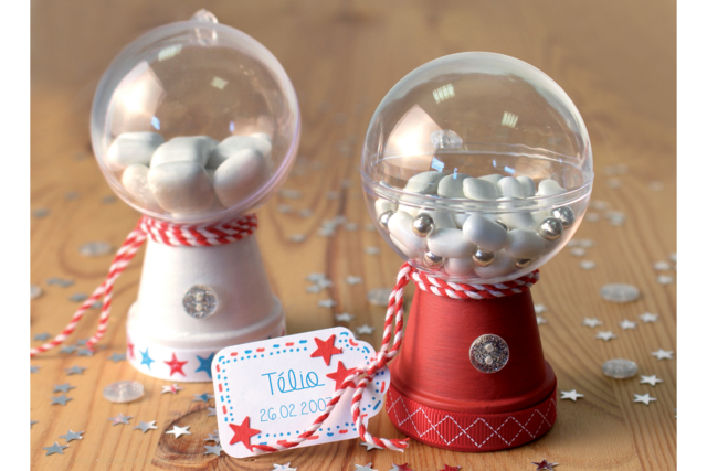 boule distributeur bonbons - Boules de Noël DIY - 10doigts.fr