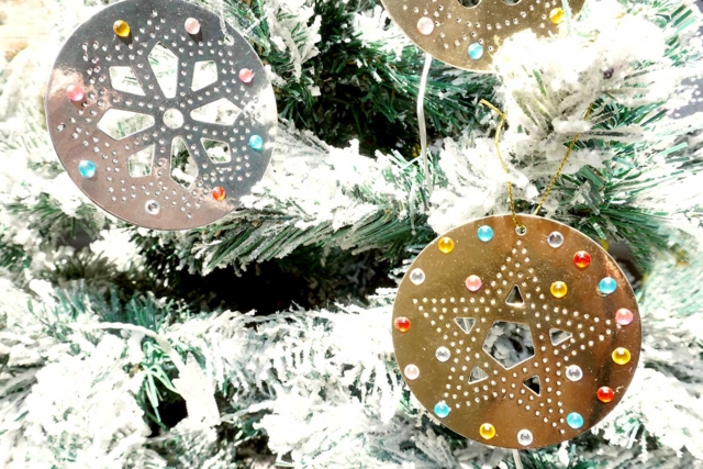 Boules de Noël brillantes à poinçonner - Boules de Noël DIY - 10doigts.fr