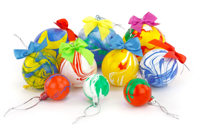 Boules de Noël en marbling - Nœuds et rubans pour toutes vos créations - 10doigts.fr