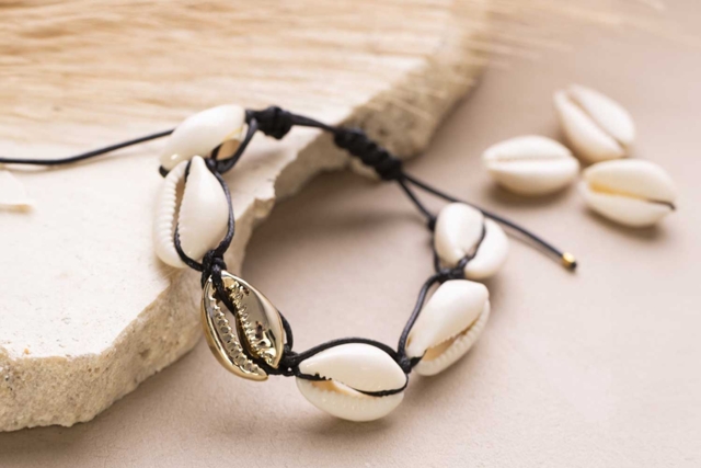 bracelet 12 coquillages Cauri naturels - Perles Heishi et coquillages - 10doigts.fr