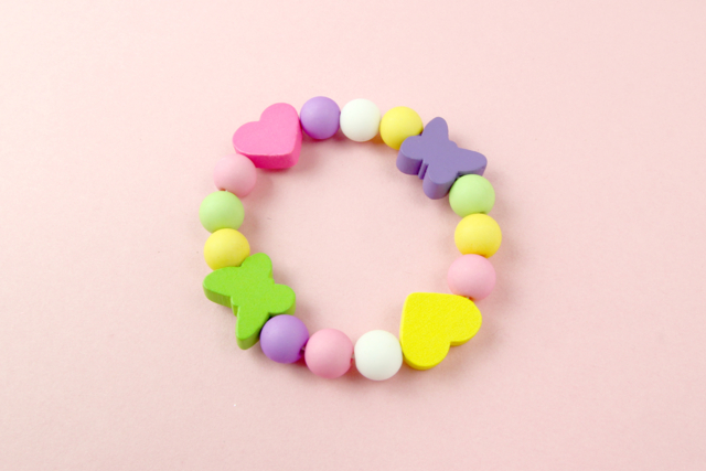 bracelet elastique avec perles en bois - Fils élastiques - 10doigts.fr