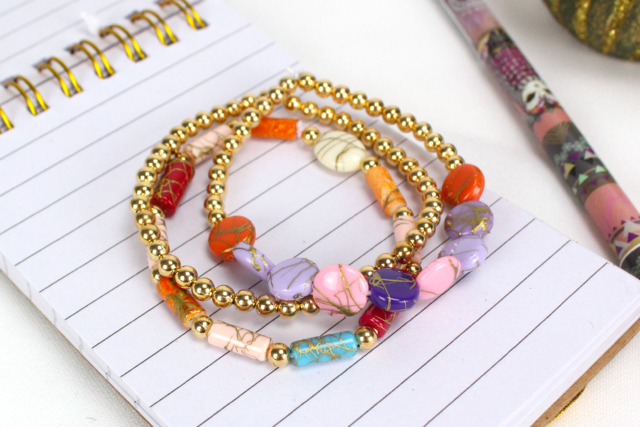 bracelet tendance perles splatter et perles dorées - Perles Acrylique - 10doigts.fr