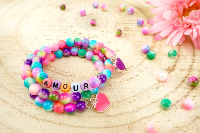 Bracelets "AMOUR" perles arc-en- ciel - Bijoux messages - 10doigts.fr