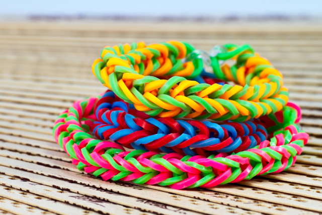 bracelets colorés loom - Bracelets en élastiques - 10doigts.fr