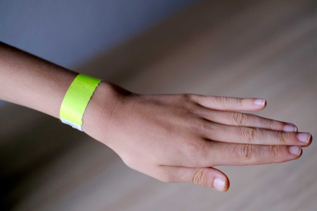 Bracelets d'identification - 5 Couleurs - Jeux d'extérieur à fabriquer pour bouger pendant l'été - 10doigts.fr