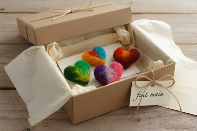 Broche cœur en laine cardée - Emporte-pièces créatifs pour enfants - 10doigts.fr