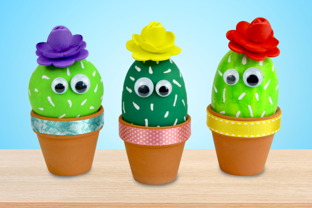 Cactus dans un pot en terre cuite - Oeufs de Pâques créatif - 10doigts.fr