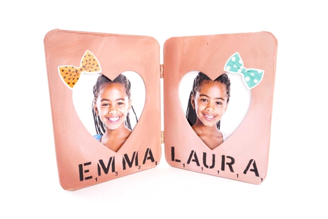 cadre double coeur ruban et lettre - Gommettes réalistes pour enfants : l’éveil par l’image - 10doigts.fr