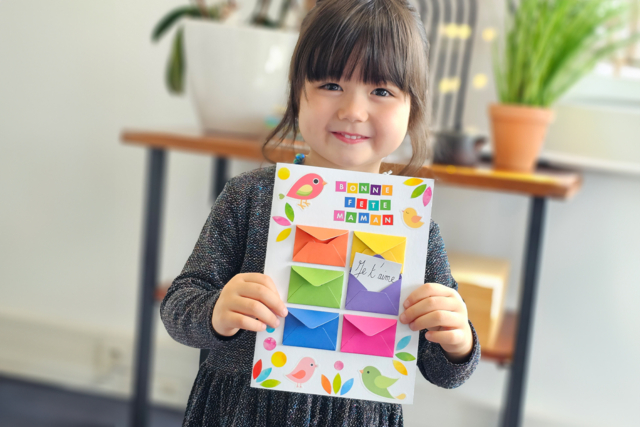 Carte à enveloppes pour la fête des mères - Des gommettes animaux pour créer et apprendre dès la maternelle - 10doigts.fr
