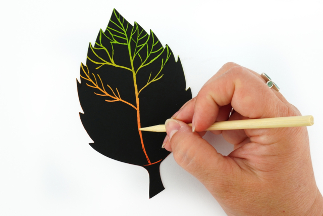 Carte a Gratter Feuille arbre - Kits créatifs d'automne : des activités clé en main pour les enfants - 10doigts.fr