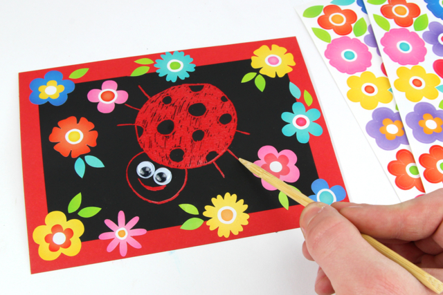 Carte coccinelle avec une carte à gratter - Gommettes Fleurs, Fruits et Légumes - 10doigts.fr