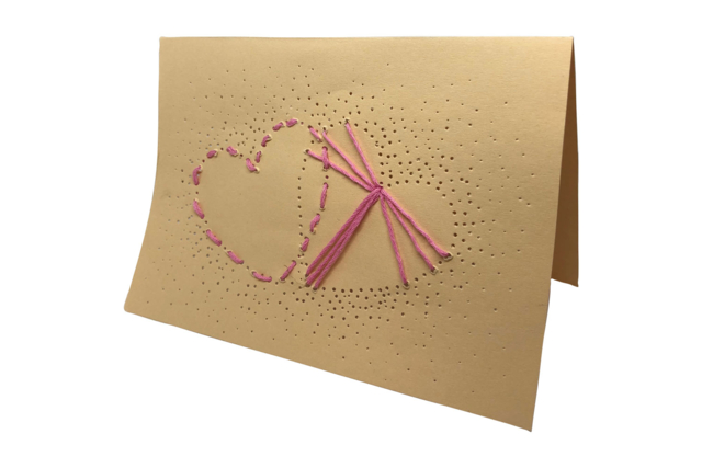 Carte en piquage sur feutrine brodée - Cartes à gratter et à poinçonner : révélez votre créativité en relief - 10doigts.fr