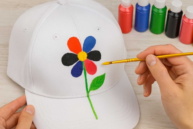 CASQUETTE PEINTE - Peinture textile : tout le matériel pour personnaliser tissu et vêtements - 10doigts.fr