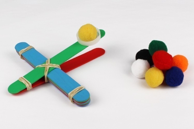 Catapulte à pompons - Accessoires en bois - 10doigts.fr