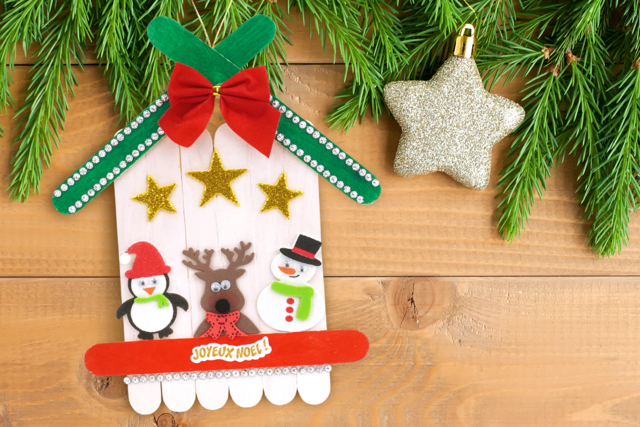 Chalet de Noël en bâtonnets - Gommettes de Noël : autocollants et stickers créatifs pour enfants - 10doigts.fr