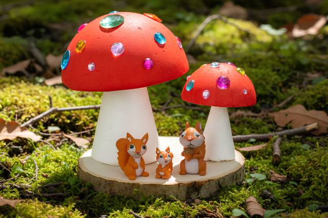 Champignons et la famille écureuil - Univers Miniature : maison de poupée et miniatures - 10doigts.fr