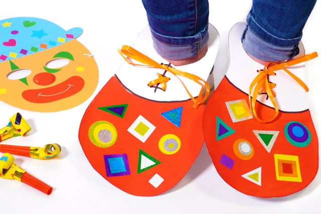 Chaussures de clown géantes en papier - Gommettes formes assorties : un univers pour créer sans limite - 10doigts.fr