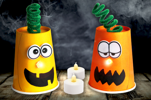 Citrouille lumineuse avec un gobelet en carton - Décorations de table - 10doigts.fr