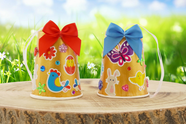 Cloches de Pâques avec des gobelets - Gommettes Pâques - 10doigts.fr