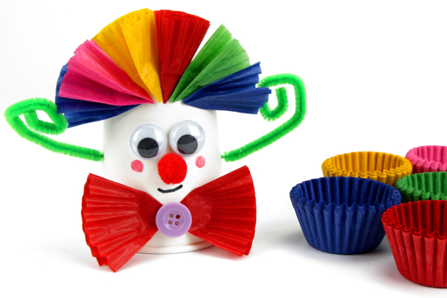 Clown avec un gobelet et des caissettes en papier - Boutons fantaisie et décoratifs pour tous vos DIY - 10doigts.fr