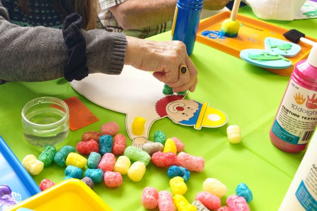 clown playmais atelier - Activités manuelles avec des flocons de maïs : une matière naturelle et ludique - 10doigts.fr