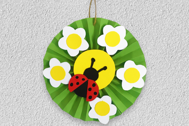 Coccinelle et fleurs en papier - Papiers colorés - 10doigts.fr