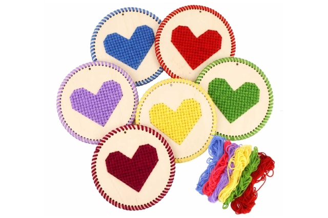 coeur à broder en bois - Kits Mercerie - 10doigts.fr